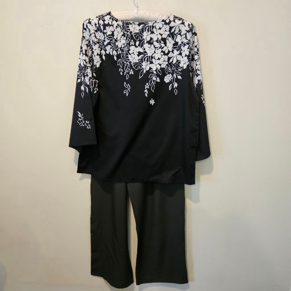 Women's Made With Love NWT Black & White Floral Top & Pants Set M - Picture 4 of 6